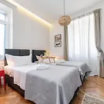 فندق مبيت وإفطار Evala Luxury With Pool And Garden 4*