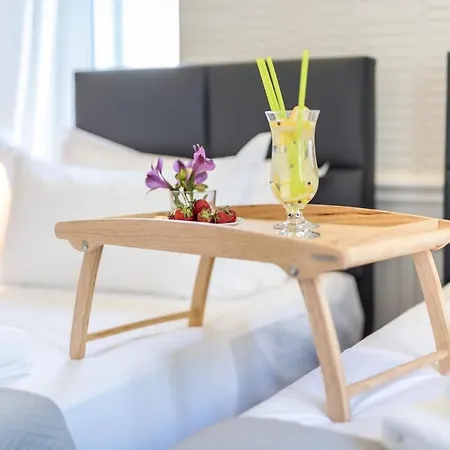 住宿加早餐酒店 Evala Luxury With Pool And Garden