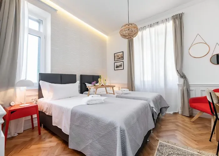 לינה וארוחת בוקר Evala Luxury With Pool And Garden 4*