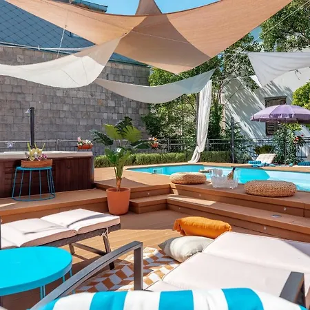 ベッド・アンド・ブレックファスト Evala Luxury With Pool And Garden