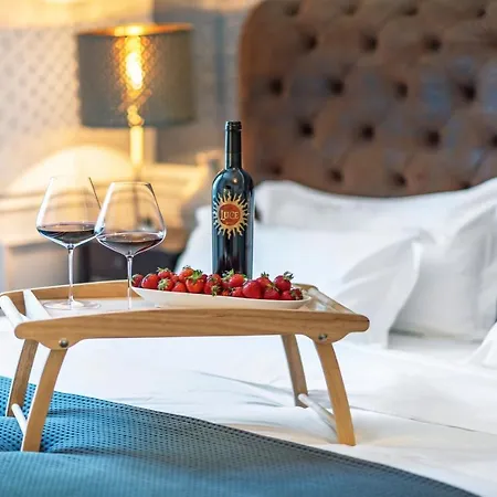 Evala Luxury With Pool And Garden ベッド・アンド・ブレックファスト 4*