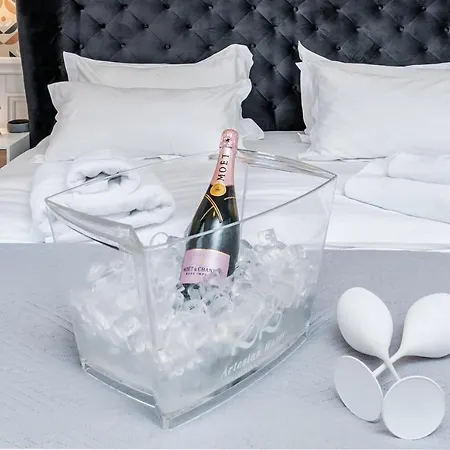 Evala Luxury With Pool And Garden ベッド・アンド・ブレックファスト 4*