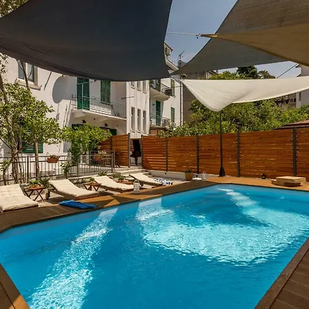 ベッド・アンド・ブレックファスト Evala Luxury With Pool And Garden スプリト