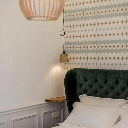 Evala Luxury With Pool And Garden Bed & Breakfast