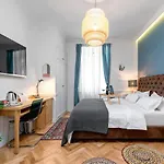 Evala Luxury With Pool And Garden B&B 4*
