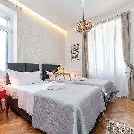 Nocleg ze śniadaniem Evala Luxury With Pool And Garden 4*