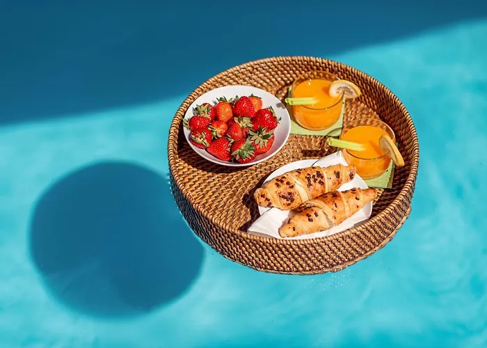 Evala Luxury With Pool And Garden Bed & Breakfast