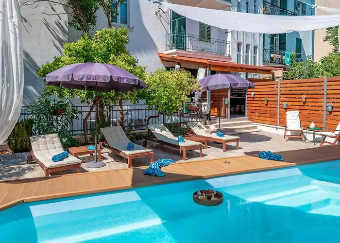Evala Luxury With Pool And Garden Bed & Breakfast 4*