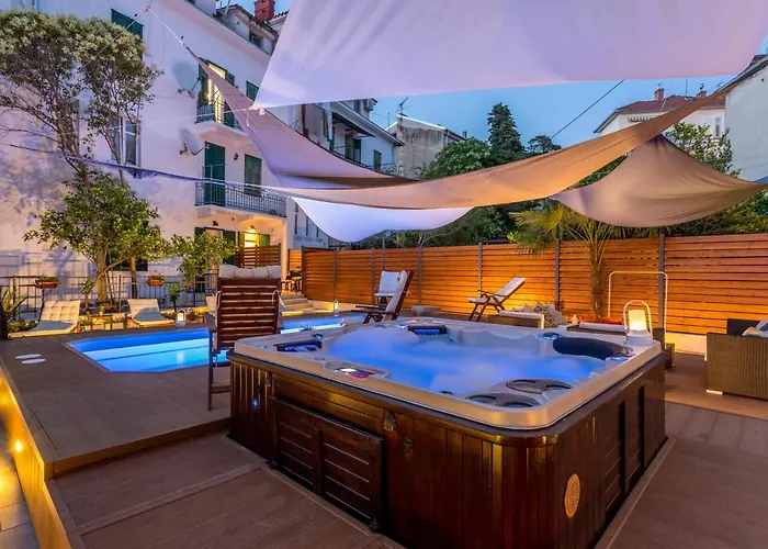 Evala Luxury With Pool And Garden 4* Split