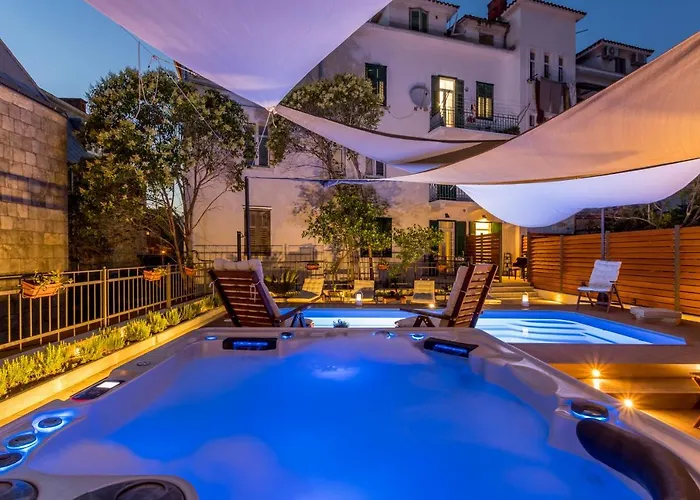 Evala Luxury With Pool And Garden Bed & Breakfast Split